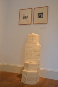 Huszonhat cukortégla-hasáb [Twentysix Prisms of Sugar Bricks] Részlet az óbudai Társaskör Galériában 2014-ben megvalósult „Holtig” című installációból [Detail from the “Dead Branches” installation at óbudai Társaskör Gallery]