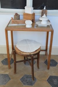 A szobrász asztala – A szobrász széke [The Sculptor’s Table – The Sculptor’s Chair]