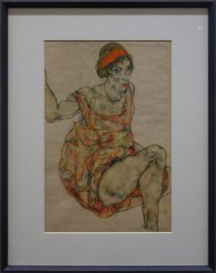 Sitzende junge Frau mit rotem Haardand / Seated Young Woman with Red Hair-Band